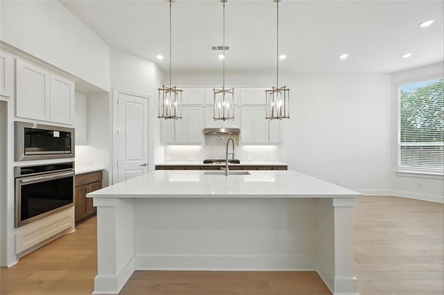 556 Lockhart Street, Waxahachie, TX 75165