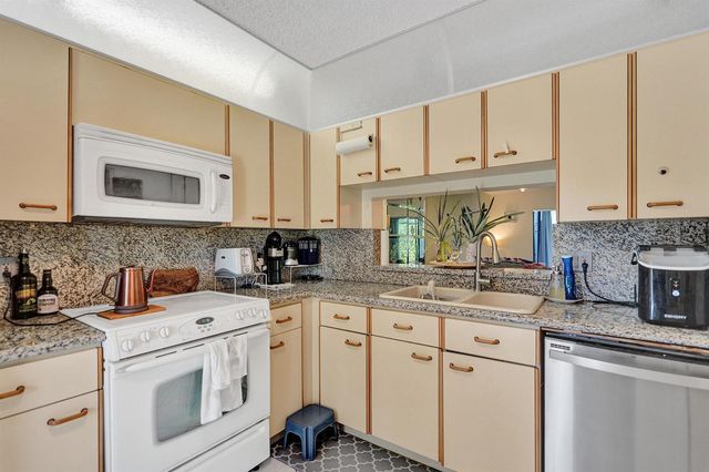5201 W Club Circle 103, Boca Raton, FL 33431