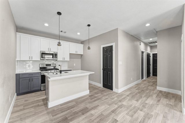 8221 Flaxman St, Houston, TX 77029