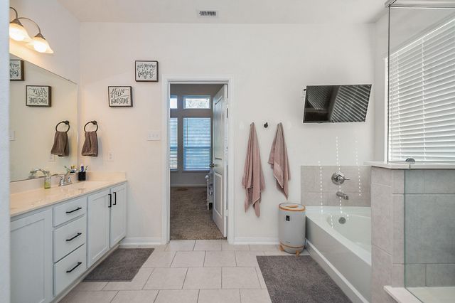 322 Wellshire Drive, West Columbia, TX 77486