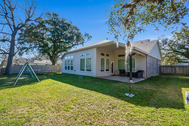 322 Wellshire Drive, West Columbia, TX 77486