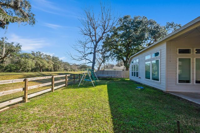 322 Wellshire Drive, West Columbia, TX 77486