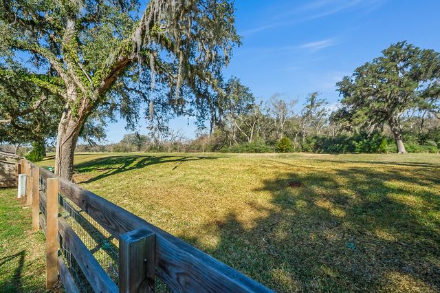 322 Wellshire Drive, West Columbia, TX 77486