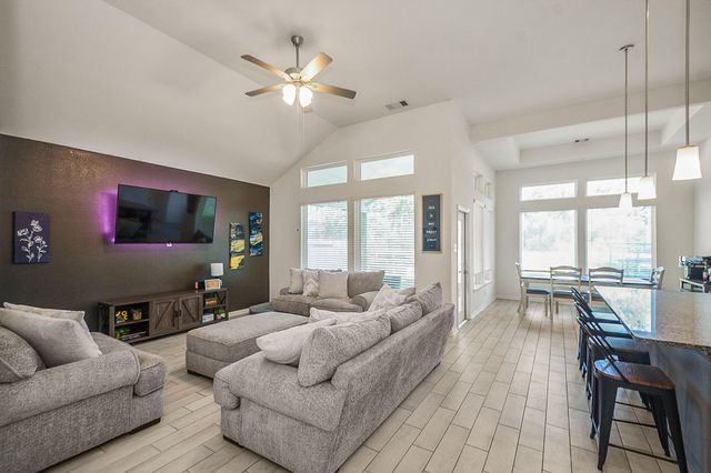 322 Wellshire Drive, West Columbia, TX 77486