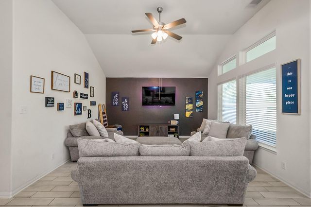 322 Wellshire Drive, West Columbia, TX 77486