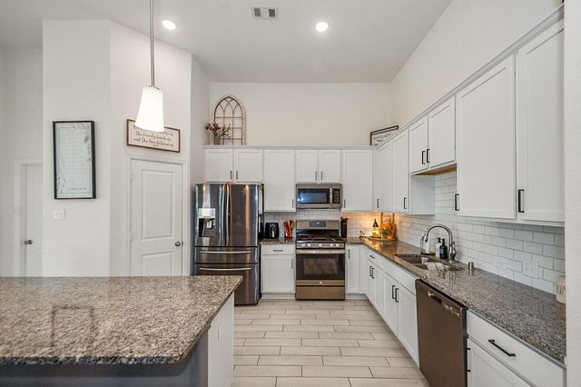 322 Wellshire Drive, West Columbia, TX 77486