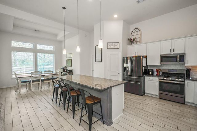 322 Wellshire Drive, West Columbia, TX 77486