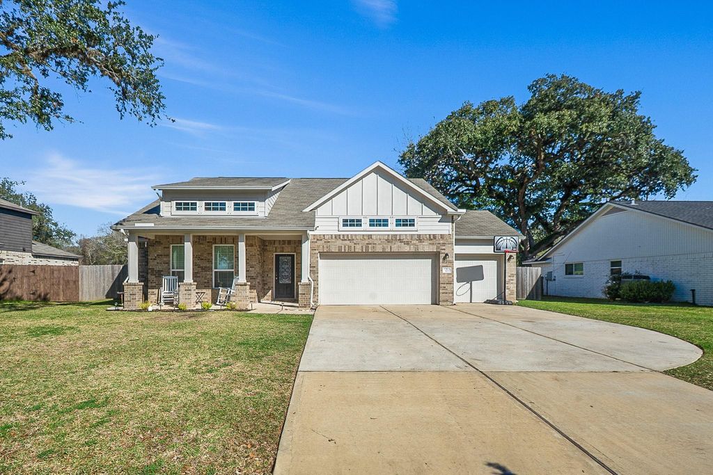 322 Wellshire Drive, West Columbia, TX 77486