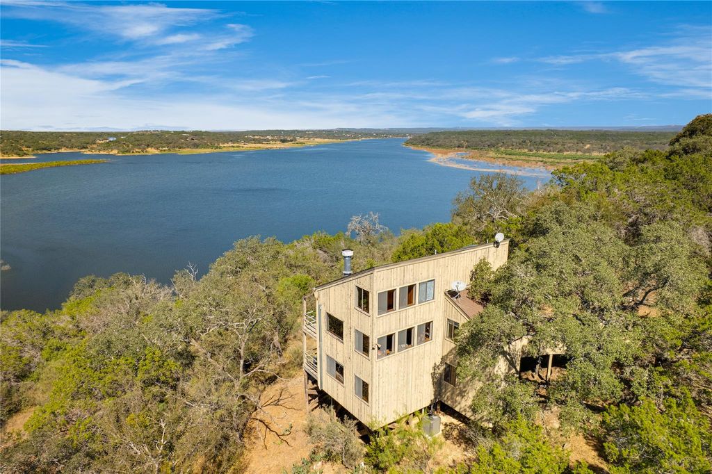 501 Coventry RD, Spicewood, TX 78669