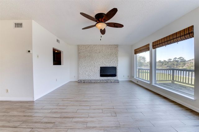 2137 Casa Rio Circle, Dickinson, TX 77539