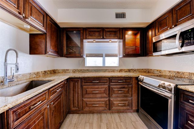 2137 Casa Rio Circle, Dickinson, TX 77539