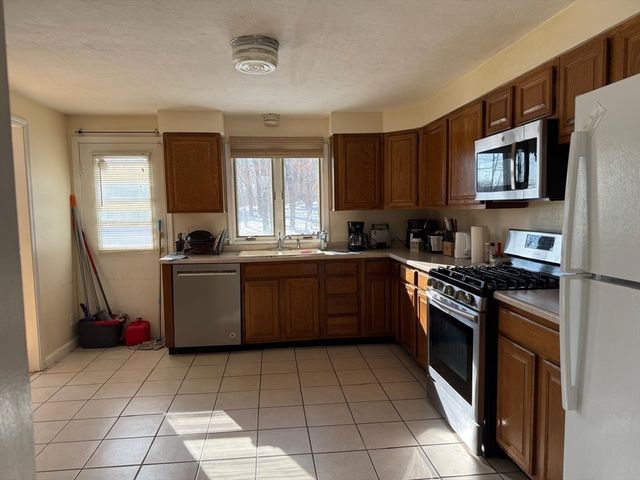 11 Bluegrass Ln, Shrewsbury, MA 01545