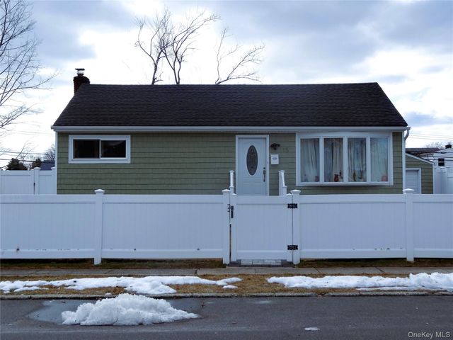 15 Penndale Drive, Amityville, NY 11701