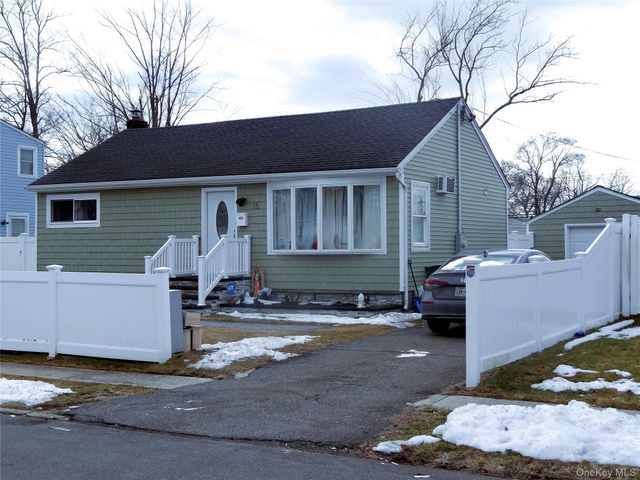 15 Penndale Drive, Amityville, NY 11701