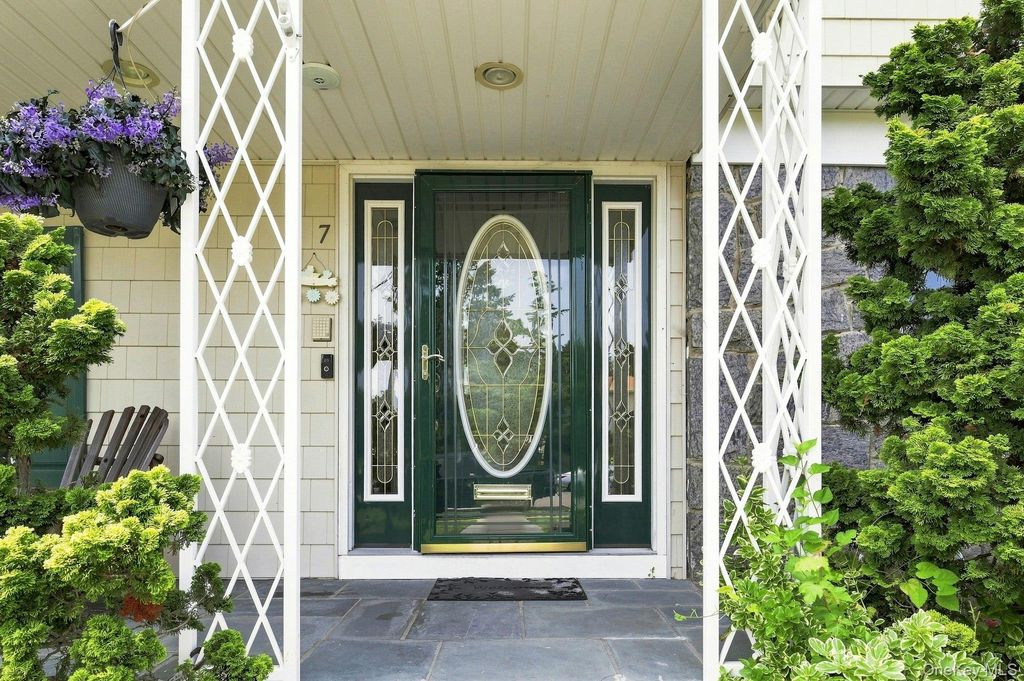 7 Herkimer Avenue, Jericho, NY 11753 — photo 4