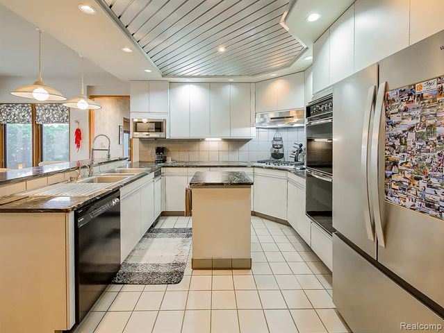 7830 Barnsbury Road, West Bloomfield, MI 48324
