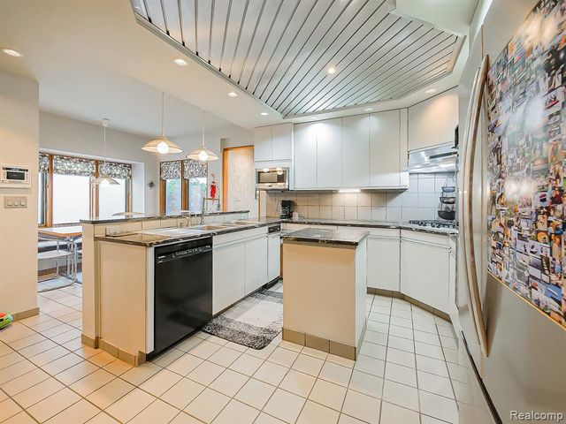 7830 Barnsbury Road, West Bloomfield, MI 48324