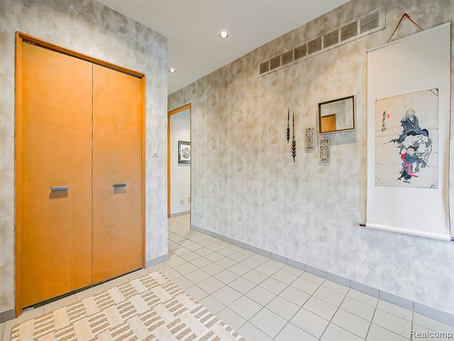 7830 Barnsbury Road, West Bloomfield, MI 48324