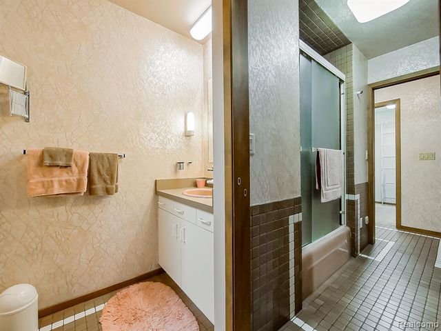 7830 Barnsbury Road, West Bloomfield, MI 48324