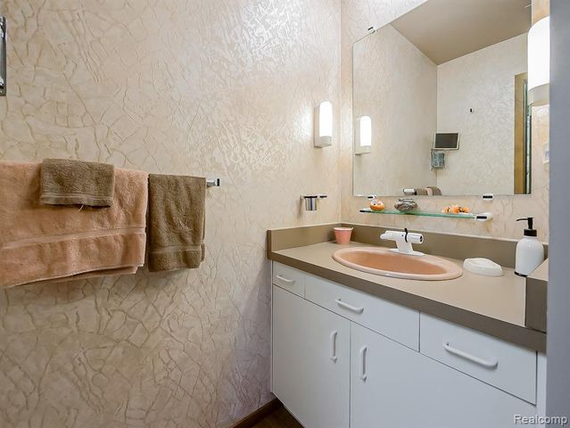 7830 Barnsbury Road, West Bloomfield, MI 48324