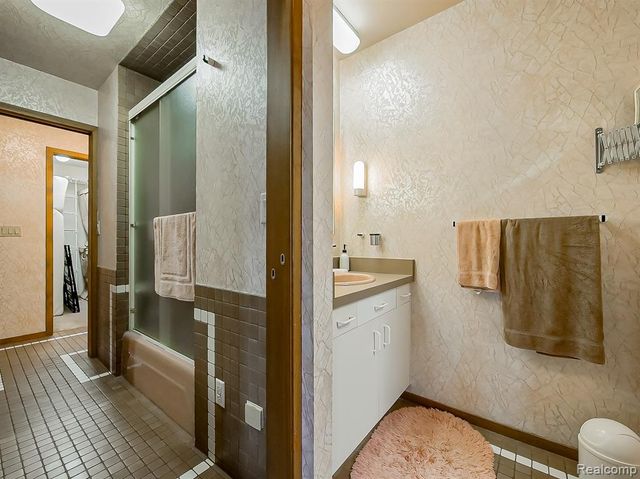 7830 Barnsbury Road, West Bloomfield, MI 48324