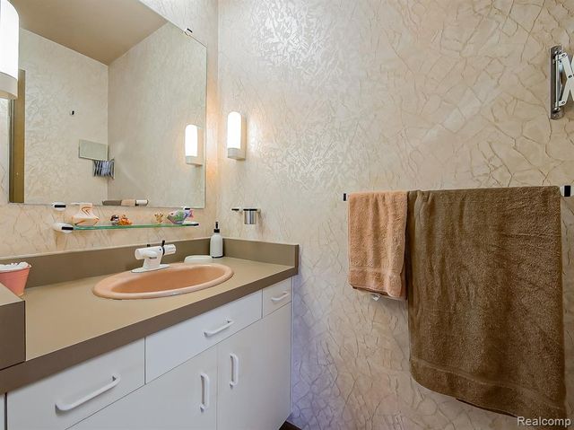 7830 Barnsbury Road, West Bloomfield, MI 48324