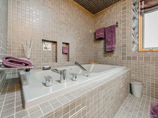 7830 Barnsbury Road, West Bloomfield, MI 48324