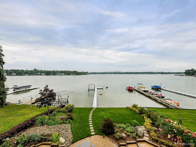 7830 Barnsbury Road, West Bloomfield, MI 48324