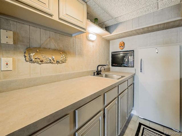 7830 Barnsbury Road, West Bloomfield, MI 48324