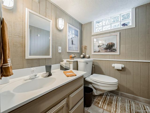 7830 Barnsbury Road, West Bloomfield, MI 48324