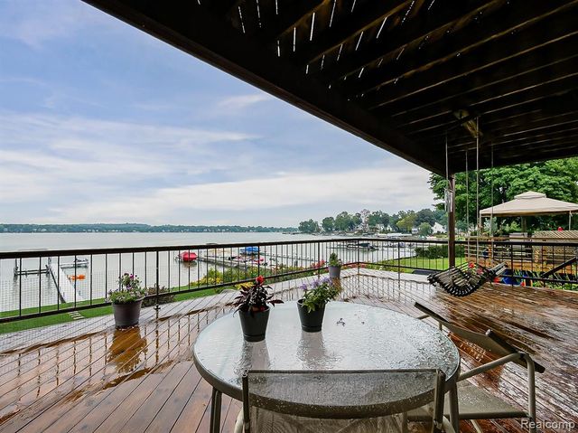 7830 Barnsbury Road, West Bloomfield, MI 48324