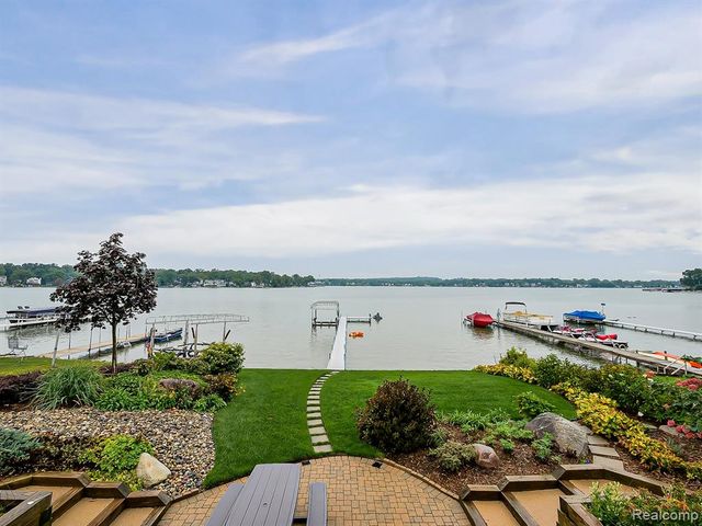 7830 Barnsbury Road, West Bloomfield, MI 48324