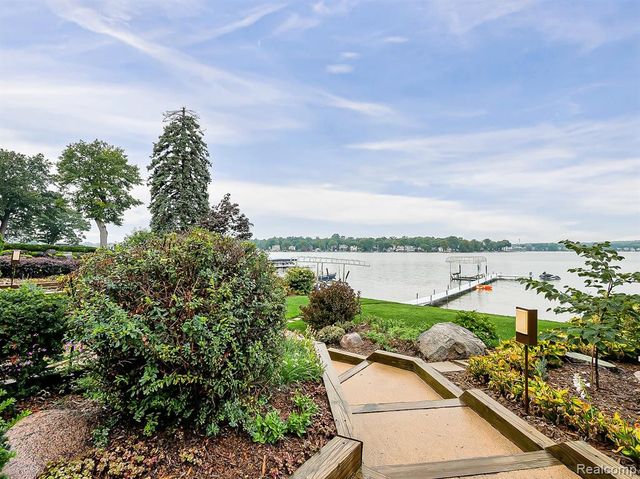 7830 Barnsbury Road, West Bloomfield, MI 48324