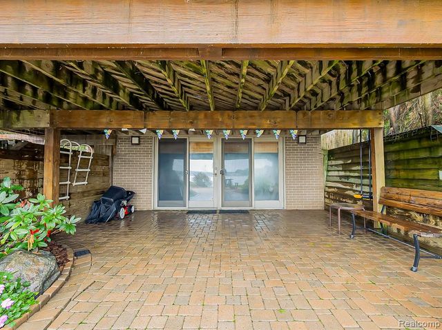 7830 Barnsbury Road, West Bloomfield, MI 48324