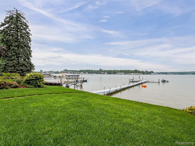7830 Barnsbury Road, West Bloomfield, MI 48324
