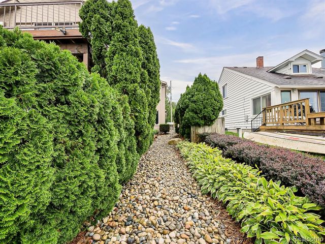 7830 Barnsbury Road, West Bloomfield, MI 48324
