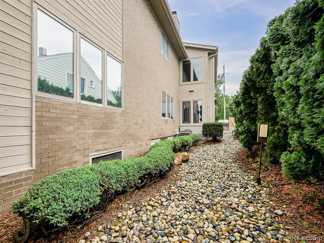 7830 Barnsbury Road, West Bloomfield, MI 48324