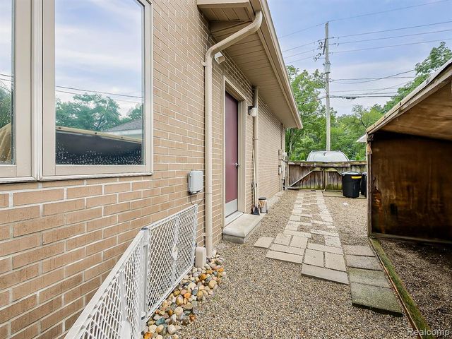 7830 Barnsbury Road, West Bloomfield, MI 48324