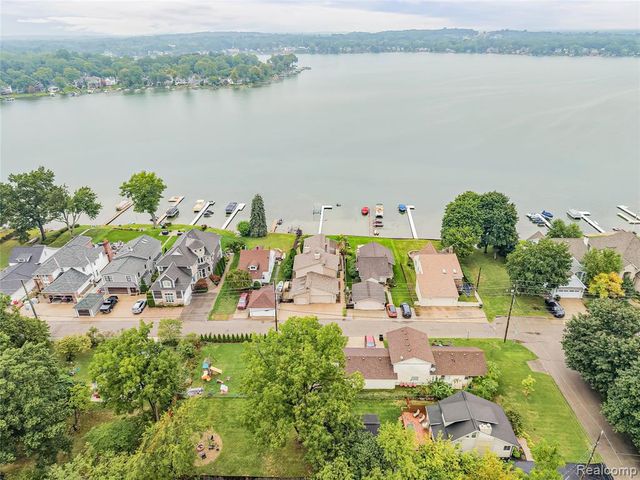 7830 Barnsbury Road, West Bloomfield, MI 48324
