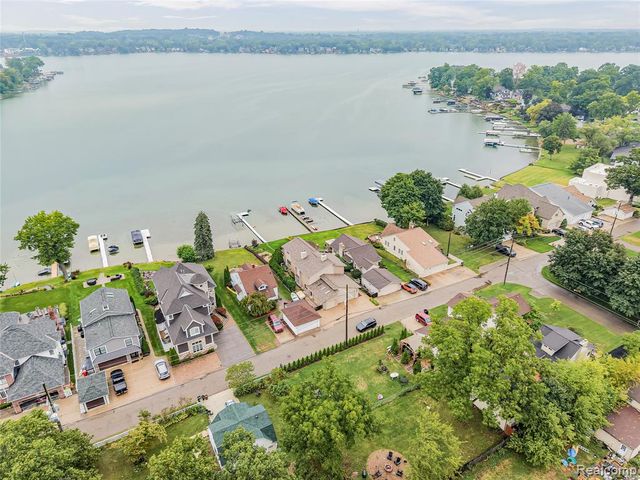 7830 Barnsbury Road, West Bloomfield, MI 48324