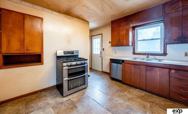 305 Hillcrest Drive, Plattsmouth, NE 68048