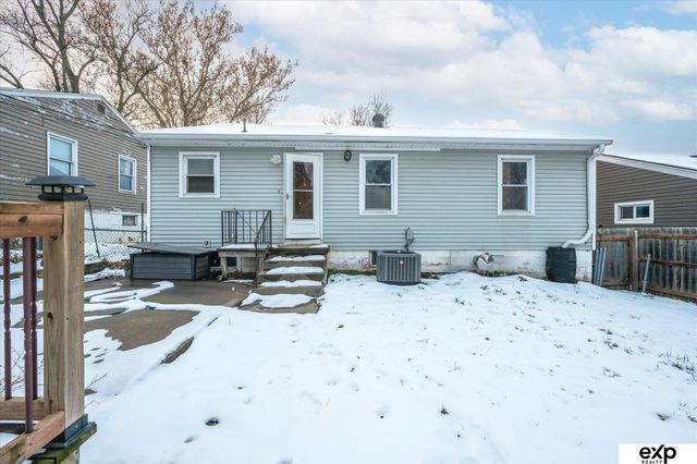 305 Hillcrest Drive, Plattsmouth, NE 68048