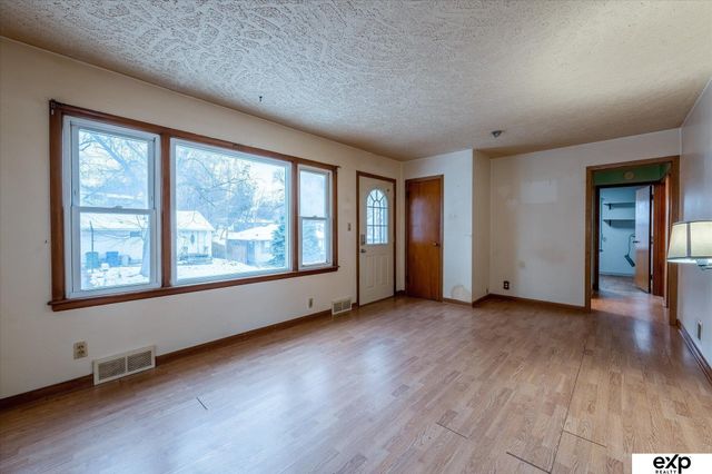 305 Hillcrest Drive, Plattsmouth, NE 68048