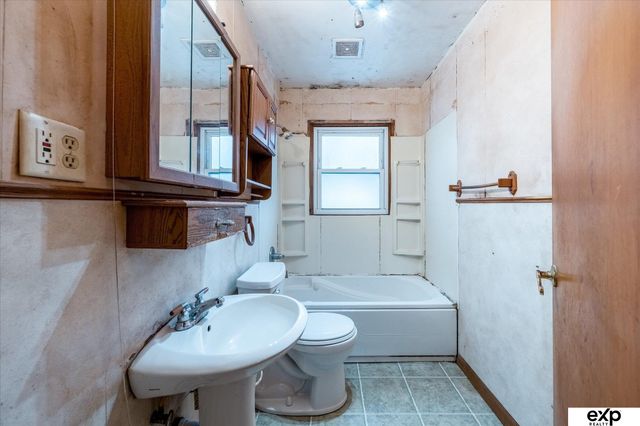 305 Hillcrest Drive, Plattsmouth, NE 68048