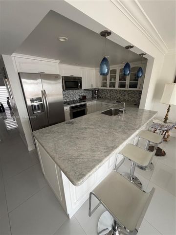 2761 NE 165th Ter 27, North Miami Beach, FL 33160