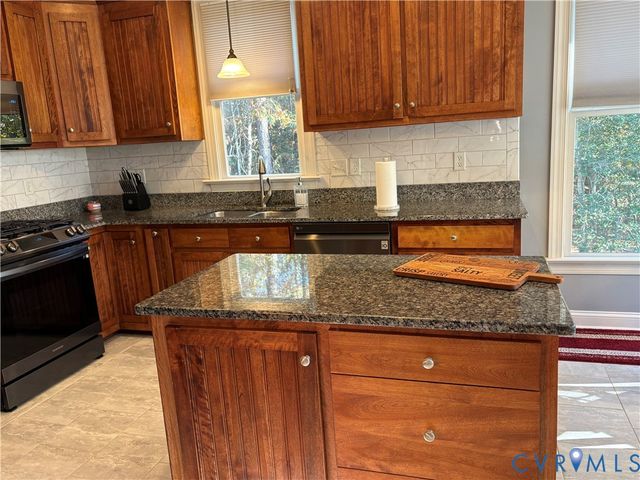 11121 Royal Ln, Providence Forge, VA 23140