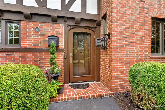 6 Ridgemoor Drive, Clayton, MO 63105