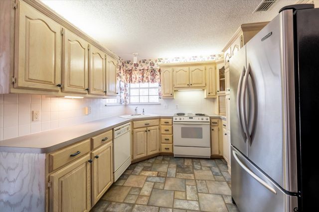 601 Kickapoo St, Chandler, TX 75758