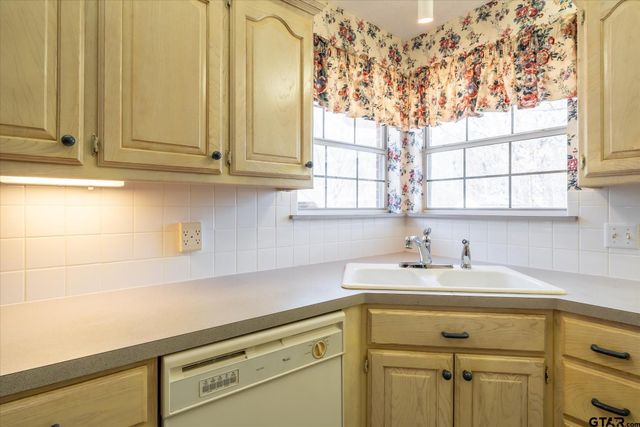 601 Kickapoo St, Chandler, TX 75758