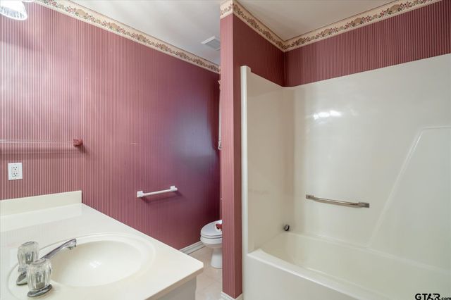 601 Kickapoo St, Chandler, TX 75758